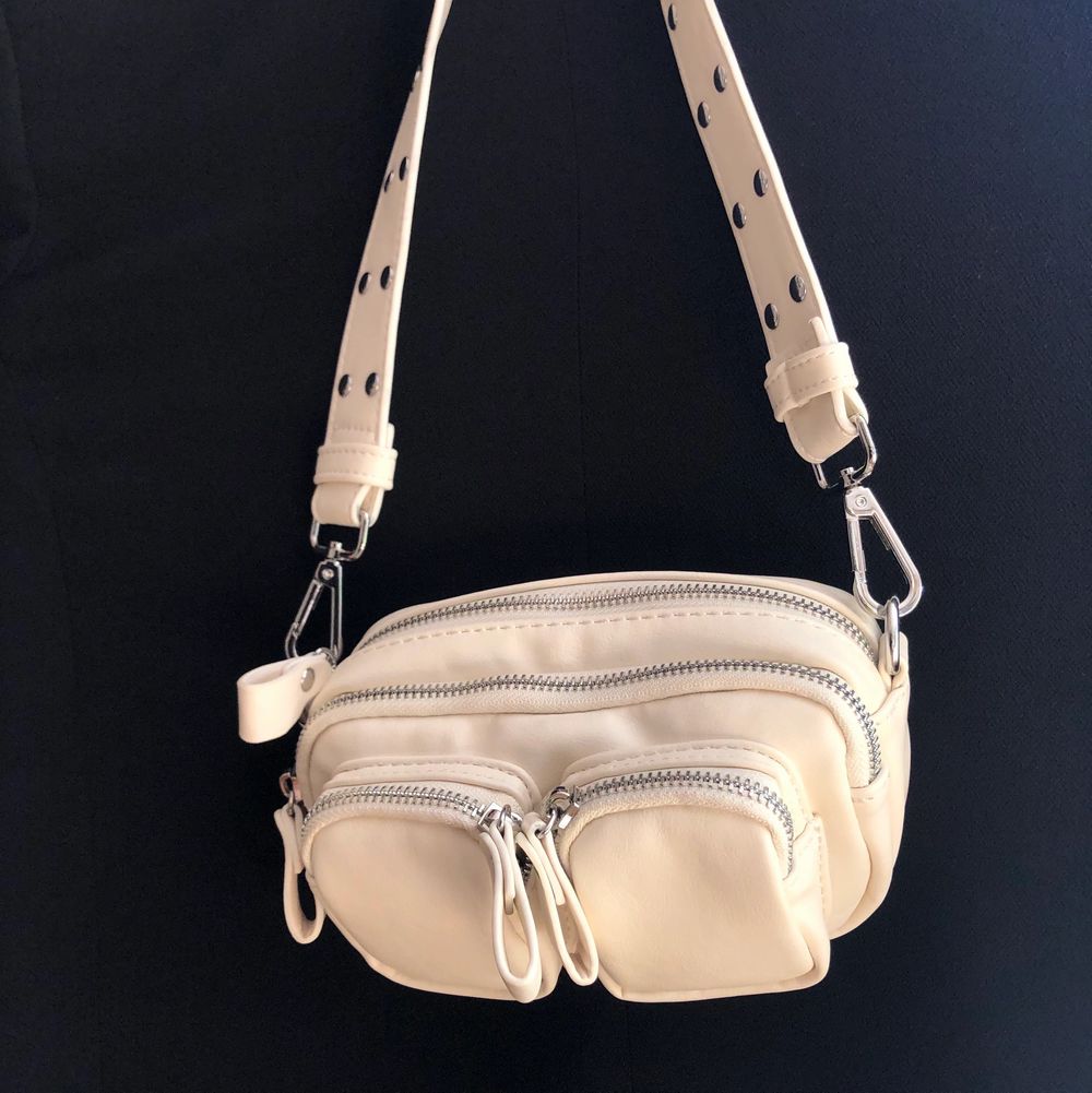 Trendig oanvänd handväska från Gina Tricot, med mycket utrymme. Krämvit/beige i färgen och passar till alla tillfällen!! Lång kedja ingår. Säljes på grund av att den inte kommer till användning. Köpt på Zalando, nypris: 279kr. Köpare står för frakt, men kan även mötas upp. Pris kan diskuteras så båda blir nöjda :). Accessoarer.
