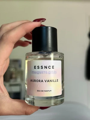 Aurora Vanille parfym från Essnce - Aurora Vanille från Essnce, limited edition med Margareta Grääs. Inget som fall mig i smaken alls, se på andra bilden för hur mycket det är kvar !