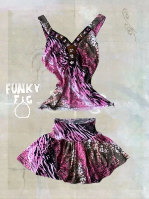 Mönstrat set Y2K - Unikt tvådelat bodyset från Funky Fig i stretchigt material. Setet har ett djurmönster i rosa, svart och brunt med inslag av ormskinn och zebra. Toppen har smala axelband, V-ringning med dekorativa pärlor och paljetter. Kjolen är kort och matchar toppen perfekt.
