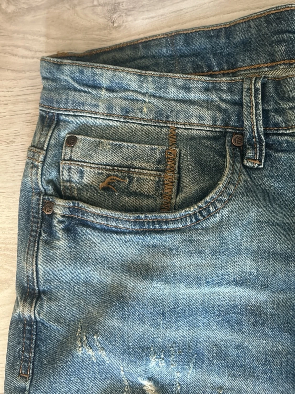 Blå slitna jeans  - 1