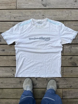 YSL tisha - Skön ysl tisha. Riktigt fett tryck. Den har slitage i nacken samt gula fläckar 