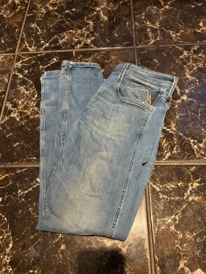 Replay Jeans - Anbass - Hej nu säljer jag ett par Replay Anbass Jeans i bra skick. Storlek 31/34. Priset går att diskutera 
