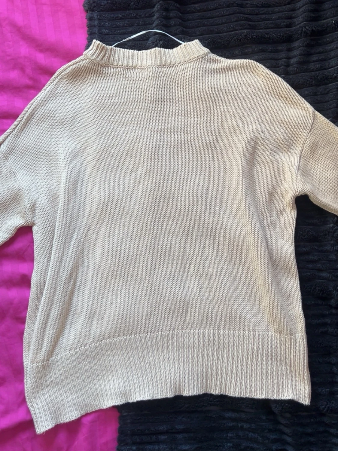 Beige stickad tröja med ribbade detaljer - 1
