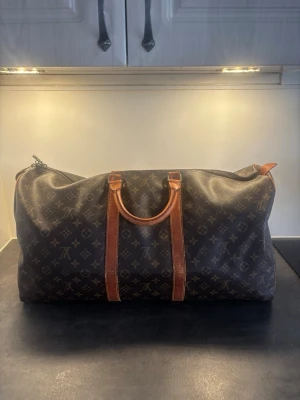 Louis Vuitton Keepall 55L - Säljer nu en oerhört fräsch Louis Vuitton Keepall   Storlek 55L  ÄKTA  Väldigt bra skick, små defekter finns, vilket är väldigt vanligt på dessa!🙂