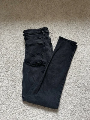 Replay jeans (W31) - Replay Anbass Slim Fit jeans säljes. Svart washed färg, bra passform och stilren look. Skick 8,5/10. Pris: 275 kr. Skriv vid frågor eller intresse. 