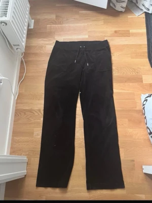 Juicy couture mjukisbyxor - Säljer dessa snygga juicy couture byxor i storlek XL  Dom är köpta 2023 men använda fåtal gånger  De har några noppror på insidan men inget som stör utseendet❤️  (Har väldigt mycket katthår på bilden men rollar såklart av håret innan jag skickar ❤️)  