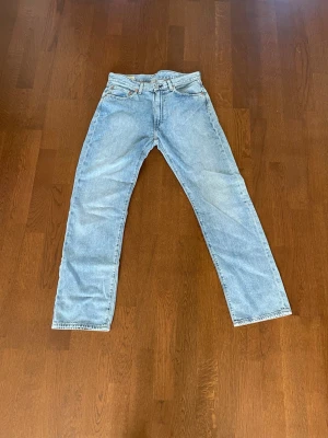 Ljusblå baggy Levi's jeans - Säljer ett par klassiska ljusblå Levi's jeans med baggy passform. Jeansen har en tidlös look med normal midja och Levi's ikoniska läderpatch bak i midjan. Tillverkade i slitstark denim, perfekta för en avslappnad stil. original pris är 2000kr men vill bli av med dem snabbt så därför är det billigt. 