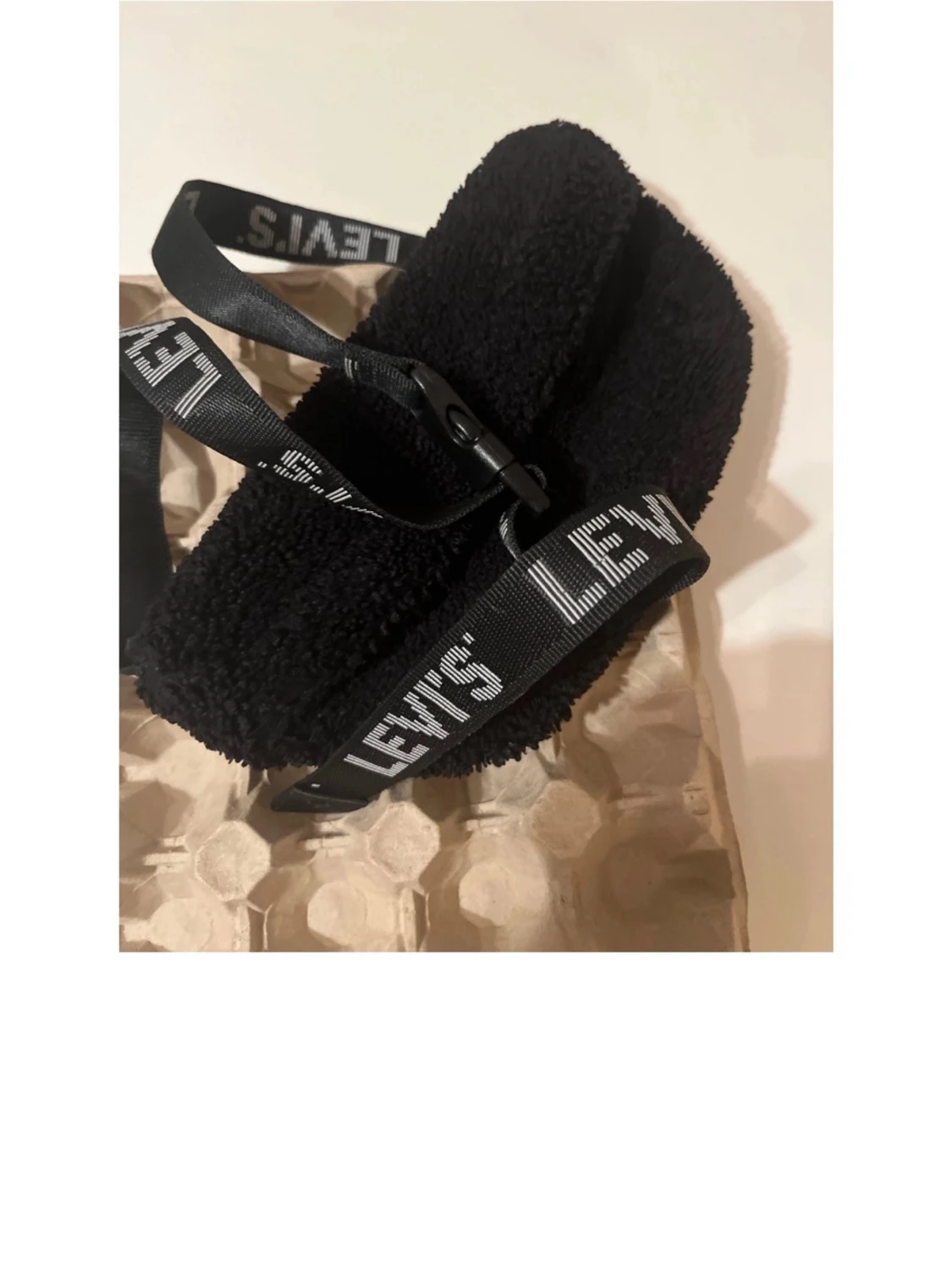 Svart magväska i teddy från Levi's - 1