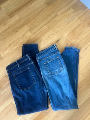 Två par Acne Studios (Blå Konst) jeans i två tvättar - Två par jeans från Blå Konst, ett par i mörkblå tvätt och ett par i ljusblå tvätt. Klassisk femficksmodell med raka ben och normal midja. Tillverkade i Italien, materialet är denim. Perfekta för dig som gillar stilrena och tidlösa jeans.