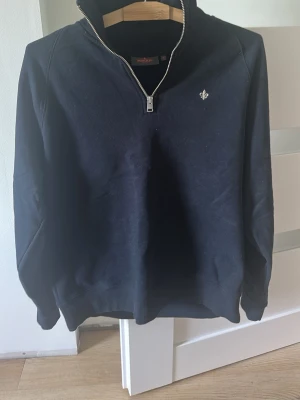 Svart halfzip hoodie från Morris - Svart halvzip från Morris. Säljer denna då den är lite för kort men den är perfekt i armlängden. Storlek M hade passat perfekt dom som har storlek S vanligtvis. Har använt den 1 gång. Fick den i julklapp så inget kvitto finns. Pris kan diskuteras. Några frågor bara att höra av sig!