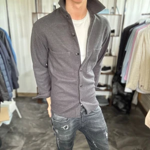 Overshirt - Mycket fint skick, inga defekter. Nypris ca 500kr. Passar dig som är 180-190cm ungefär. Modellen är 185 cm, 75 kg. Skriv för mer information!🤝