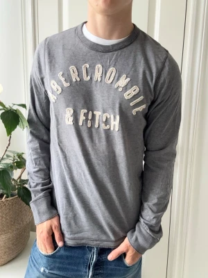 Abercrombie and fitch tröja  - Abercrombie and fitch tröja, Inga defekter! Modellen i bilderna är 180 cm 75 kg och bär Storlek L , Kom med frågor! 🌟 (Kan gå ned i pris vid köp av paket 😉) 
