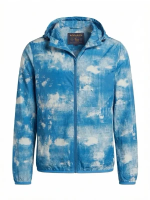 Blåvit vindjacka från Woolrich - Snygg blåvit vindjacka från Woolrich med unikt molnliknande mönster. Jackan har huva med dragsko, hel dragkedja framtill och elastiska muddar. Tillverkad i lätt och tunt material, perfekt för blåsiga dagar. Stilsäker och modern design som sticker ut. Passar M-L.