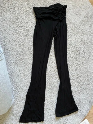 Svarta yoga pants  - Svarta yoga pants. Längst ner är de sprättade men det är inget som syns. De är i storlek xs/s