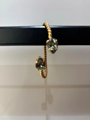 Guld armband - Snyggt armband i guld. Den är lite smårostig på baksidan men inget man märker om man inte kollar noggrant. Nypris är 895