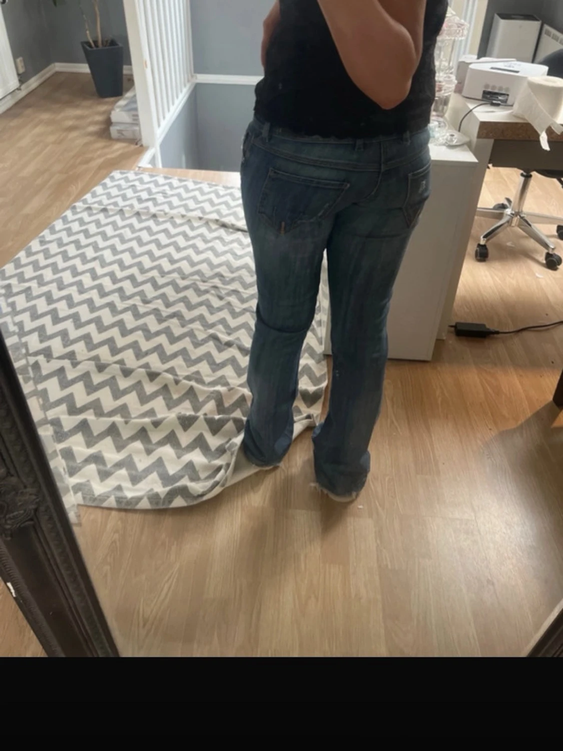 Blå bootcut jeans med slitning - 3
