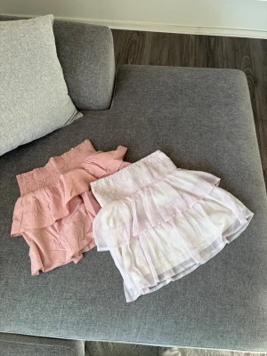 🌸 rosa kjolpaket xs/s – 2 somriga kjolar 🩷✨ - Rensar garderoben och säljer två superfina kjolar som är perfekta till sommaren ☀️✨  🩷 Rosa volangkjol - shein 🌸 Ljusrosa/lila lagerkjol med romantisk och luftig känsla - veromoda  ✨ Båda är i fint använt skick och passar perfekt till linnen, toppar och somriga outfits.  💖 Säljes helst tillsammans som ett paket. 🌷 Kan även tänka mig att sälja separat vid intresse.