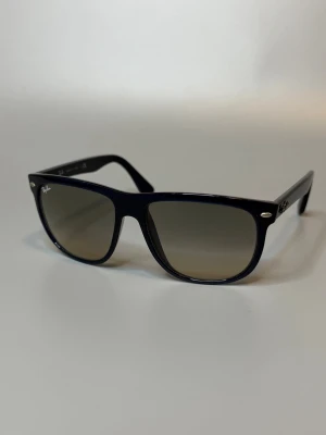 Rayban Boyfreind Solglasögon  - ‼️VI TAR EJ BYTEN‼️ Ray-Ban Boyfreind 41747  | Skick: 9/10 | Storlek 56/15 | Fraktar inom 24H efter köp på köparens bekostnad 📦💨 | Hör av dig vid minsta fråga eller fundering 