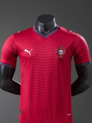 Portugal röd fotbollströja  - OBS säljer inte just nu kontakta mig om du är intresserad eller har frågor En stilren fotbollströja med Portugals klassiska hemmadesign. Perfekt för dig som följer landslaget, spelar fotboll själv eller vill ha en sportig tröja till vardags.  Passformen är bekväm och tröjan fungerar lika bra på läktaren som under träning eller fritidsaktiviteter. Bilden visar tröjans skick och detaljer.  Skickas via Vinted med spårbar frakt.