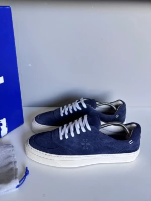Jacob Cohen skor - Säljer ett par sjukt feta Jacob cohen skor i storlek 44, cond 10/10 helt nya endast testade. Har dock liten reva på insidan av skon, men inget som påverkar användningen! Kommer även med OG box och dustbag Nypris 5500