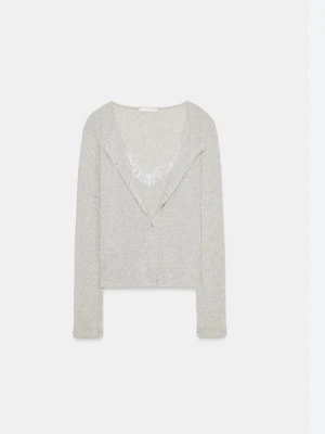 Zara cardigan med spetslinne - Ljusbeige cardigan med smal passform och v-ringning. Tröjan har knäppar framtill och ett insytt linne med vit spetskant. Den är i storlek S❤️