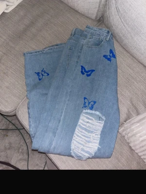 Jeans med fjärilar - Köpte dom på Vinted men säljer dom nu för dom inte passade mig. Jättefina 