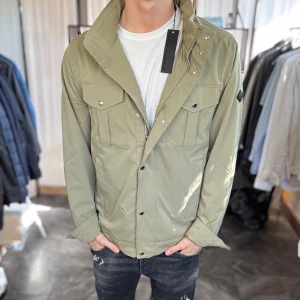 J.lindeberg bailey field jacket(helt ny) - Helt ny, inga defekter eller tecken på användning. Köptes direkt frånJ.lindebergs butik. Nypris 3500kr. Passar dig som är 185-195cm ungefär. Modellen är 185 cm, 75 kg. Alltid billigare pris vid köp av flera varor‼️🙌Svarar alltid på frågor eller funderingar! 