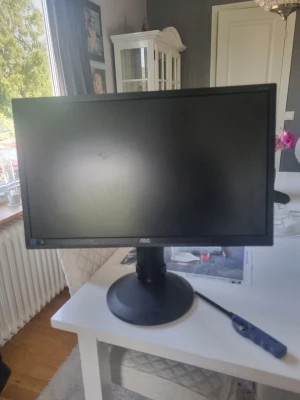 Svart datorskärm från AOC - Säljer en svart datorskärm från AOC med rund fot och stilren design. Skärmen har tunn ram och passar perfekt till både gaming och arbete. Anslutningskabel medföljer. Klassisk modell i plast som funkar till de flesta datorer.