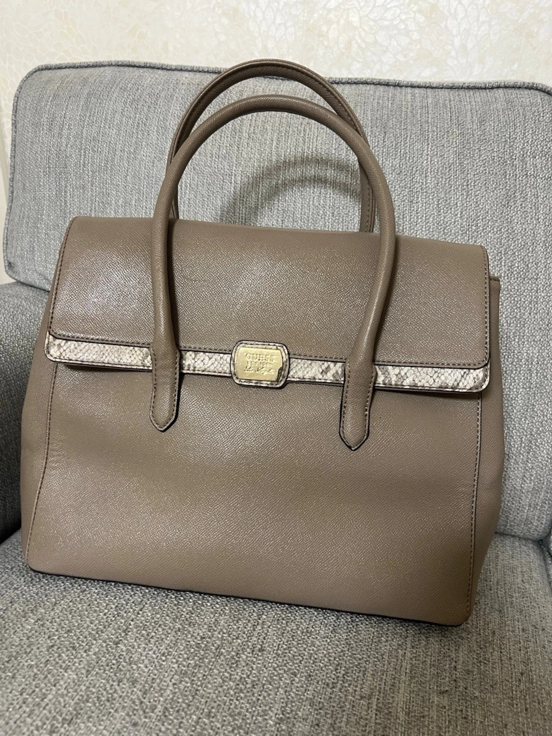 Beige handväska med ormmönster - 2