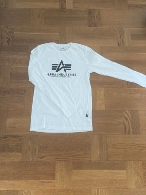 Vit långärmad topp Alpha Industries - Finner ingen användning. Därför har jag bestämt mig att sälja denna tröja.