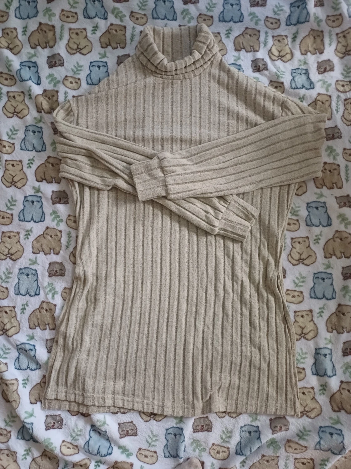 Beige ribbad polotröja