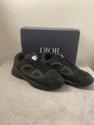 Svarta D10R sneakers med mesh och läder - Snygga svarta D10R  sneakers med en chunky sula och detaljer i både mesh och läder. Skorna har en tydlig D10R-logga på sidan och svart snörning. Perfekta för dig som vill ha en stilren och exklusiv look.