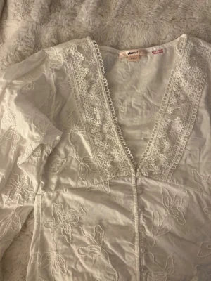 Gina 14+ blus  - Intressekoll på denna slutsålda fina blus från Gina 14+ som tyvärr aldrig har kommit till användning. Med det sagt är den hel & ren, i väldigt fint skick 💓