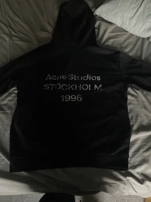 Acne studios hoodie - Sälher denna acne hoodien för att jag tyckte inte den passa mig så bra, men den är i ny skick använd 1-2 gånger och är ett trendigt plagg just nu. Va inte rädd att ställa frågor! Priset är ej hugget i sten!😀