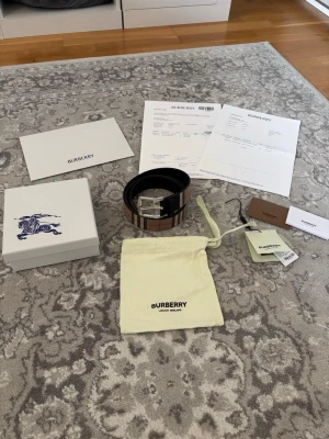 Burberry bälte - Med alla tillbehör  - Mängdrabatt finns! Ju fler plagg du köper, desto bättre pris kan jag ge!