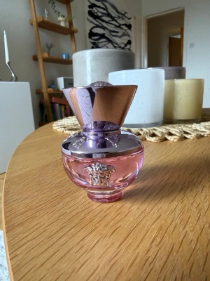 Versace Dylan Blush Pink parfym - Versace Dylan Blush Pink parfym 30 ml. Använd max 3 gånger.