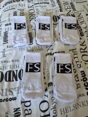Skillsocks - Jag säljer skillsocks från intersport för ett väldigt billigt pris. Endast 120 kr/st. Och de är helt nya och aldrig använda.                                  Stl 38-46.                                                                    1 par= 120 kr 5 par= 600 kr Tveka inte att kontakta om du är intresserad!