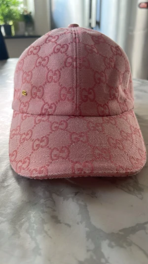 Pink cap - Snygg rosa keps i bra skick. Bekväm passform och lätt att matcha med olika outfits. Perfekt för både vardag och soliga dagar. Rep