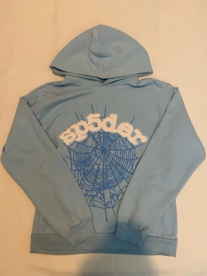 blå/Vit Sp5der hoodie size S  - Säljer en ny Spider hoodie i storlek S men passar M.     bara använd en gång så den var för stor 