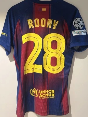 Barcelona matchtröja Roony Bardghji #28 - En Barcelona matchtröja med den svenska talangen Roony Bardghji #28 Spelar version Storlek L