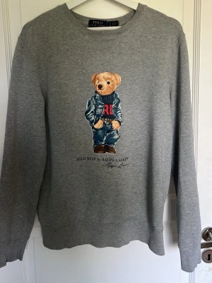 Grå sweatshirt Polo Bear Ralph Lauren - Säljer en grå sweatshirt från Ralph Lauren Säljer pga den e för liten för mig men den e i väldigt bra skick 