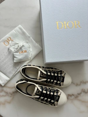 Dior sneakers dam - Säljer mina Walk’n dior sneakers i storlek 38. Perfekta sommarskor! Skicket är som ny och tillbehören på bilderna medföljer inklusive vita skosnören. Kvitto finns. 