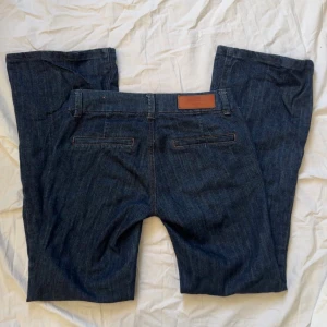 Mörkblå lågmidjade jeans - Fint skick! Midjemått: 76