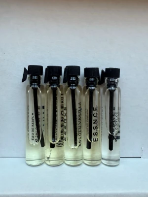 ESSNCE parfymprover 5-pack - Fem små parfymprover från ESSNCE i genomskinliga glasflaskor med svart skruvkork. Varianterna inkluderar Sassy Classy, Irresistible, Absolu Vanilla, Sweet Cara och Warm N Spice. Perfekt för att testa olika dofter. Olika mängd kvar i flaskorna, de bild 🩷 (OBS Ej gratisprover utan är köpta från ESSNCE, nypris 225 kr)