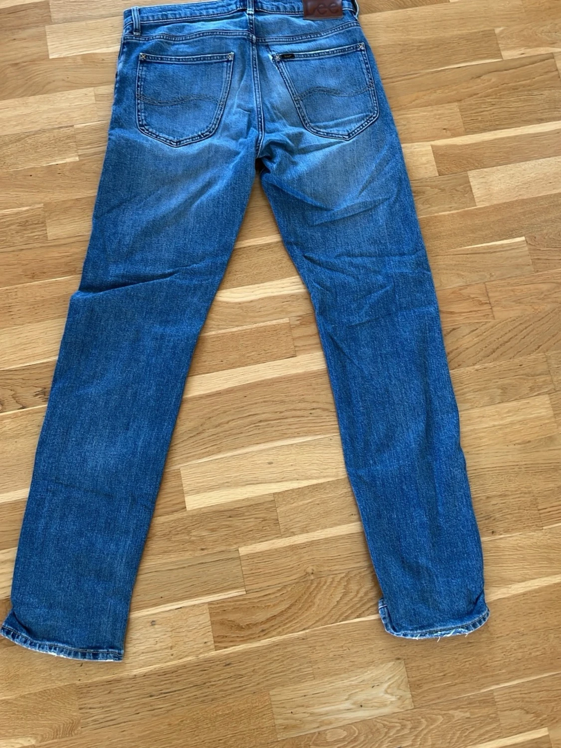 Blå raka jeans med slitningar - 1
