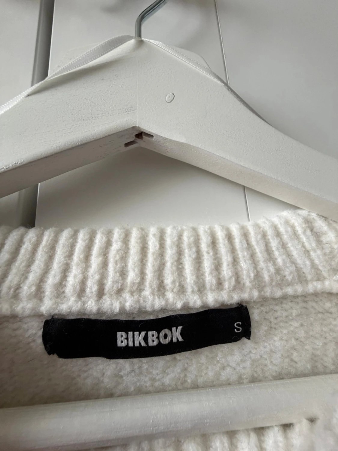 Klassisk vit stickad tröja - 2