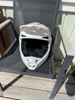 Moped hjälm - Moped hjälm, märke: Shot speed. Knappt använd, säljer pga jag inte gillar färgen. Köpt ny för 1500 för någon månad sen. Aldrig tappad eller kraschad med, nytt skick och sitter perfekt. Glasögon kan köpas till för 900(helt nya de också)Pris kan diskuteras!