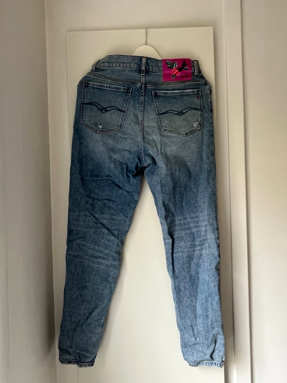 Blå slitna jeans från Replay