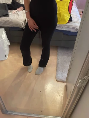Svarta bootcut jeans - Säljer ett par svarta jeans med fin passform och hög midja. Jeansen har klassisk femficksdesign och är tillverkade i ett stretchigt material som sitter snyggt på kroppen. Perfekta till alla typer av outfits.