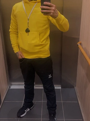  hoodies o windbreak äkta  alla helt ny skick  - Använda max 1-2 ggr tot 30 min vissa e oanvända oxå så dom e så gott som nya gul hopdie riktigt skönt material storlek smal men passar medium med säljes för 799kr parajumper jacka använd men tagit väl hand om den dragkedjan gick sönder men laga den hos skräddarna för 600kr , säljes för 1400 st S . adidas  dress ny modell mjukis st m och hoddie smal men passa bra ihop köpt för 1500 ungefär säljes för 1000 oanvänt finns mycket andra bara och skriva 